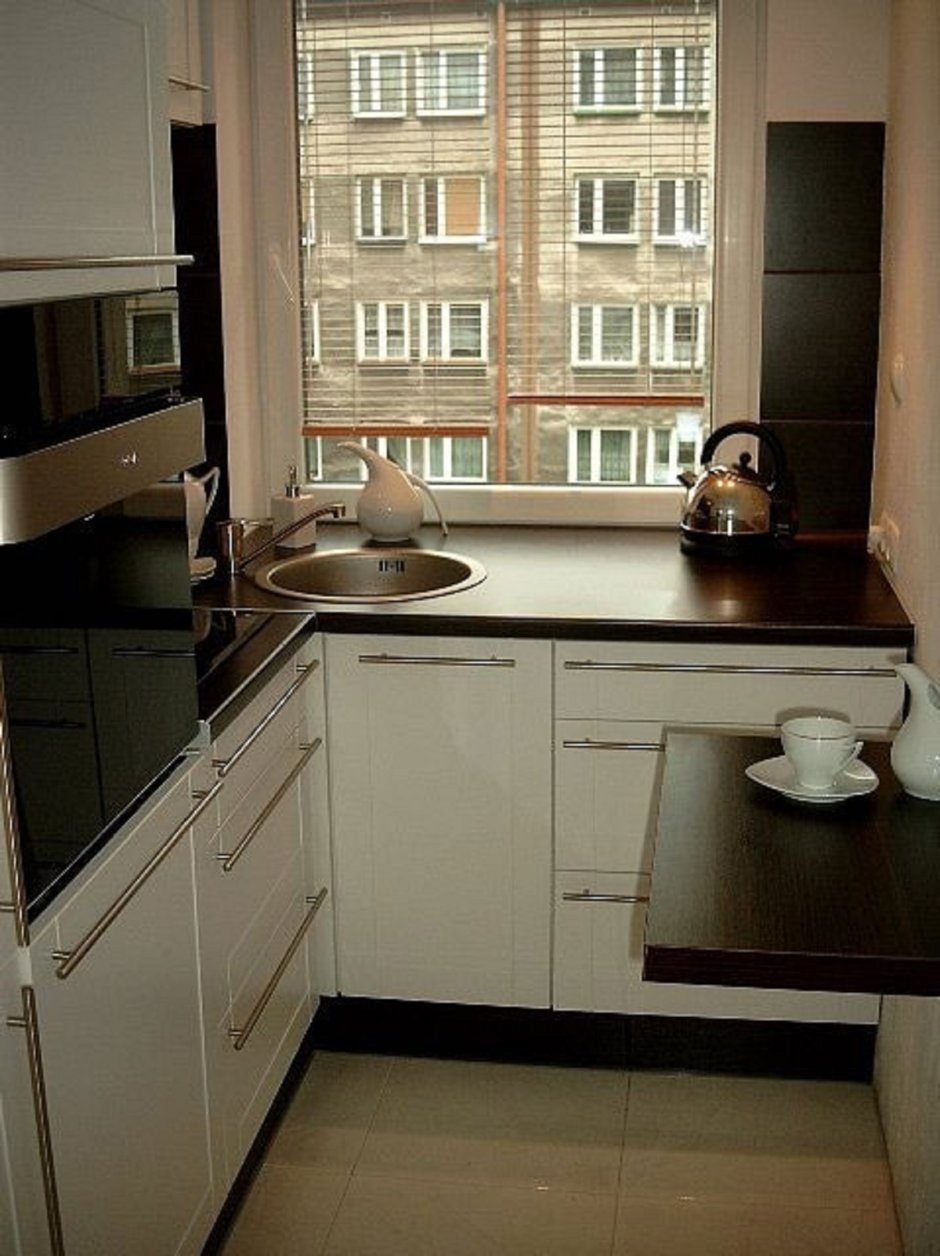 Интерьер узкой кухни с контрастными фасадами