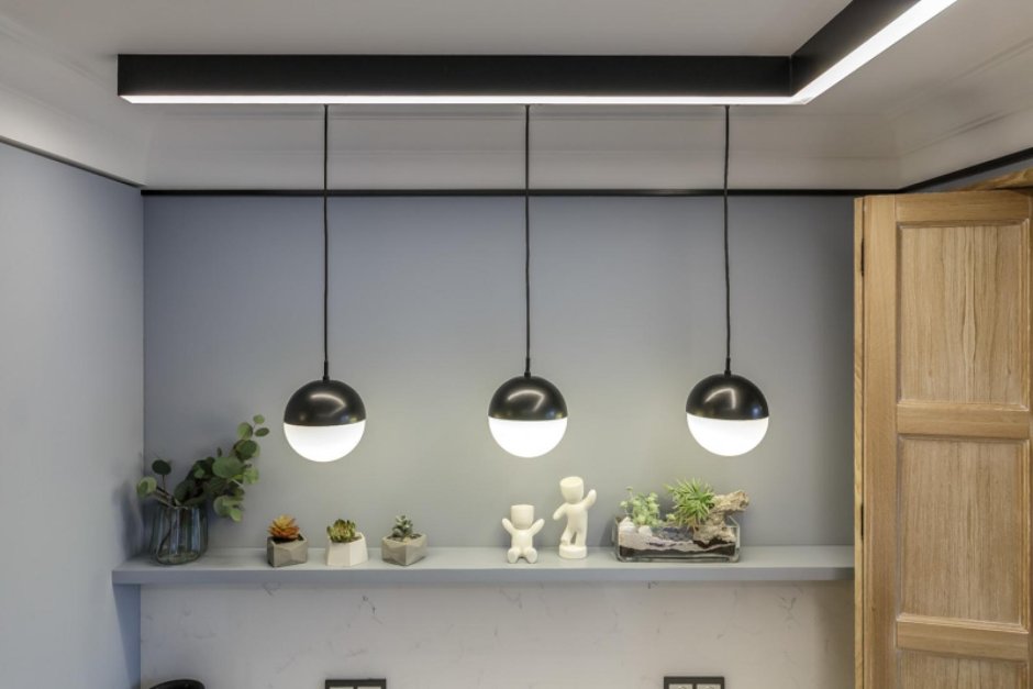 Подвесные лампы над кухонной поверхностью от стены