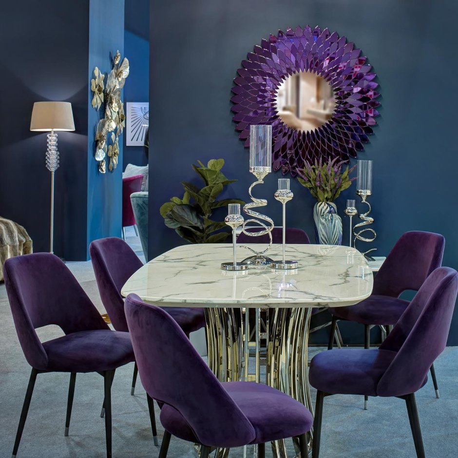 Фиолетовые стулья в интерьере кухни
