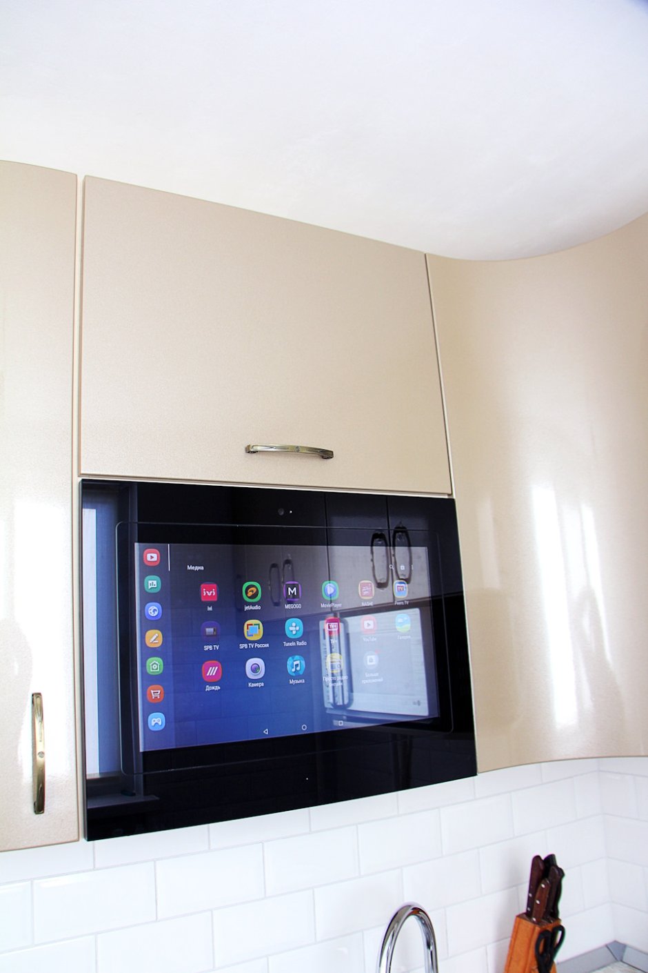 Телевизор встраиваемый в фасад кухни (85 фото)