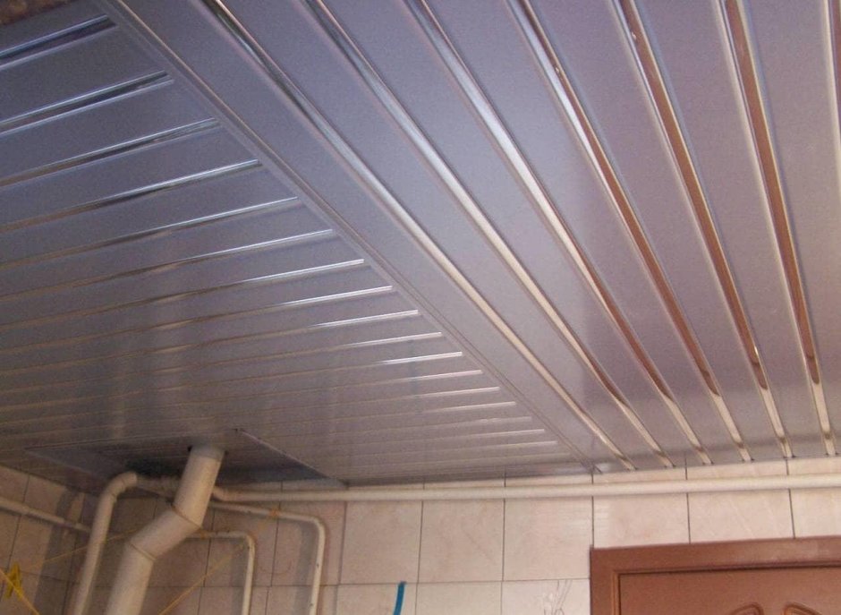 Потолок из пластика на кухне