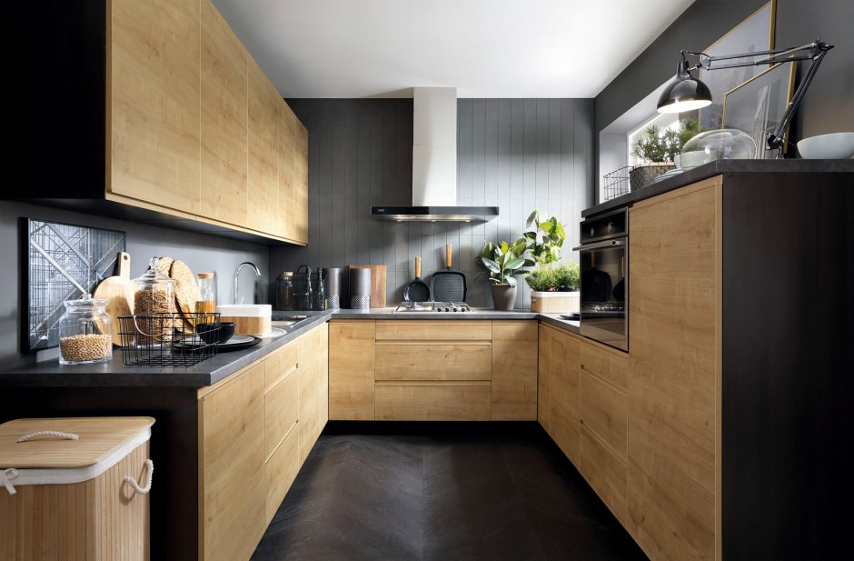 Белая кухня в сочетании с серым полом и фото обои папоротник
