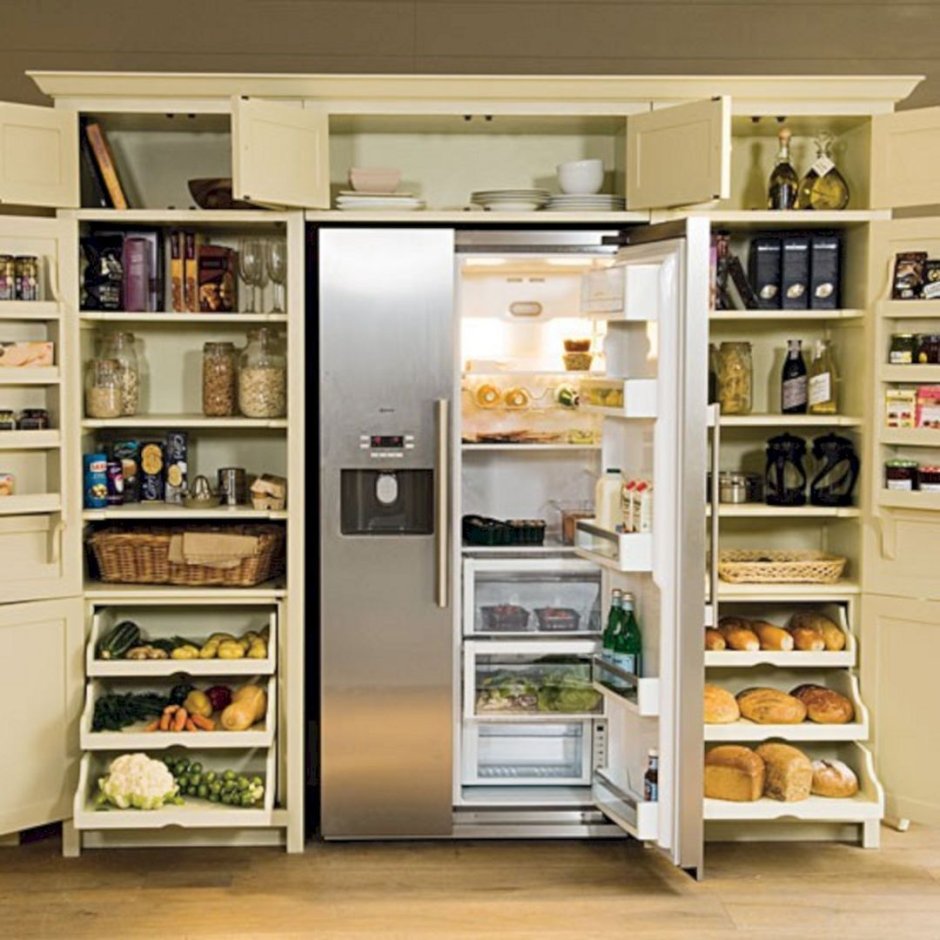 Холодильник в кладовке