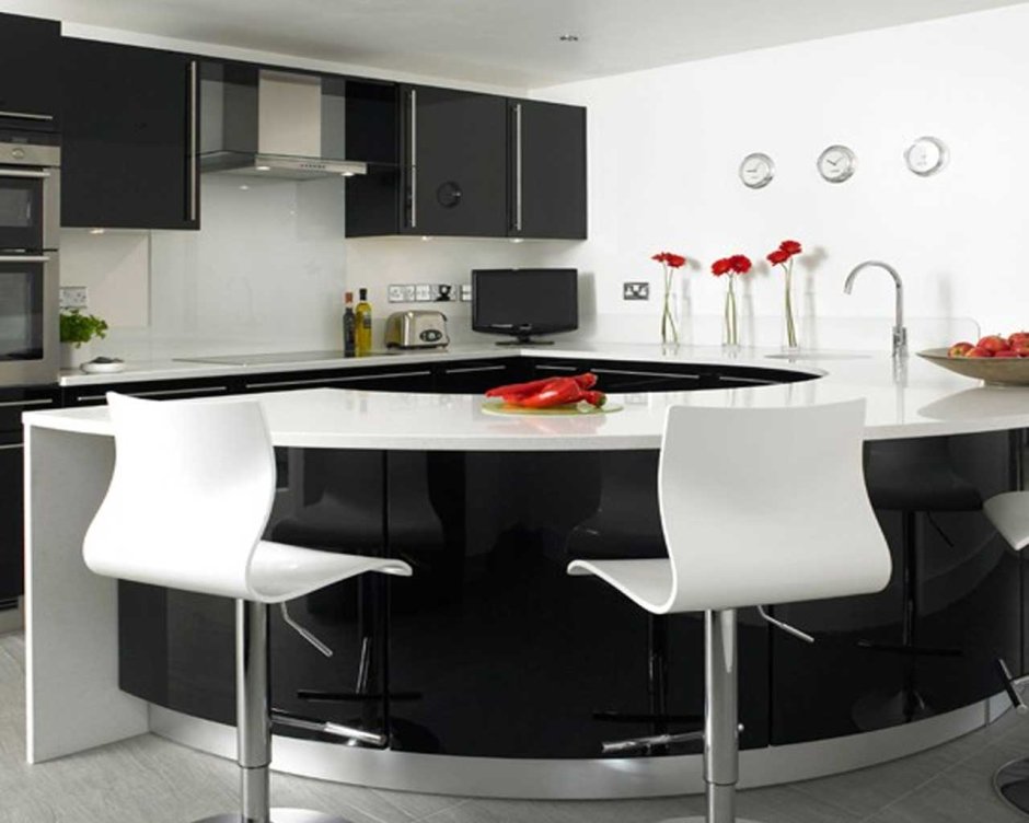 Кухонный гарнитур для маленькой кухни в черно белых тонах