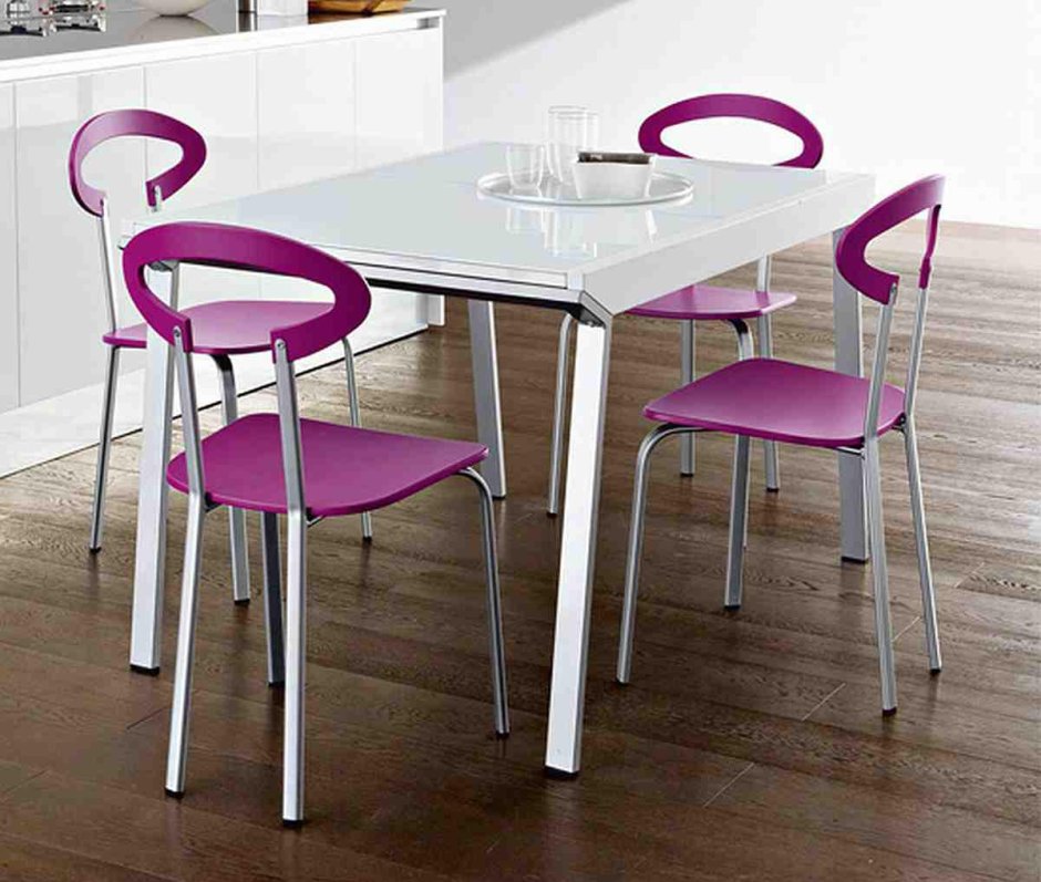 Столы и стулья для кухни цветные