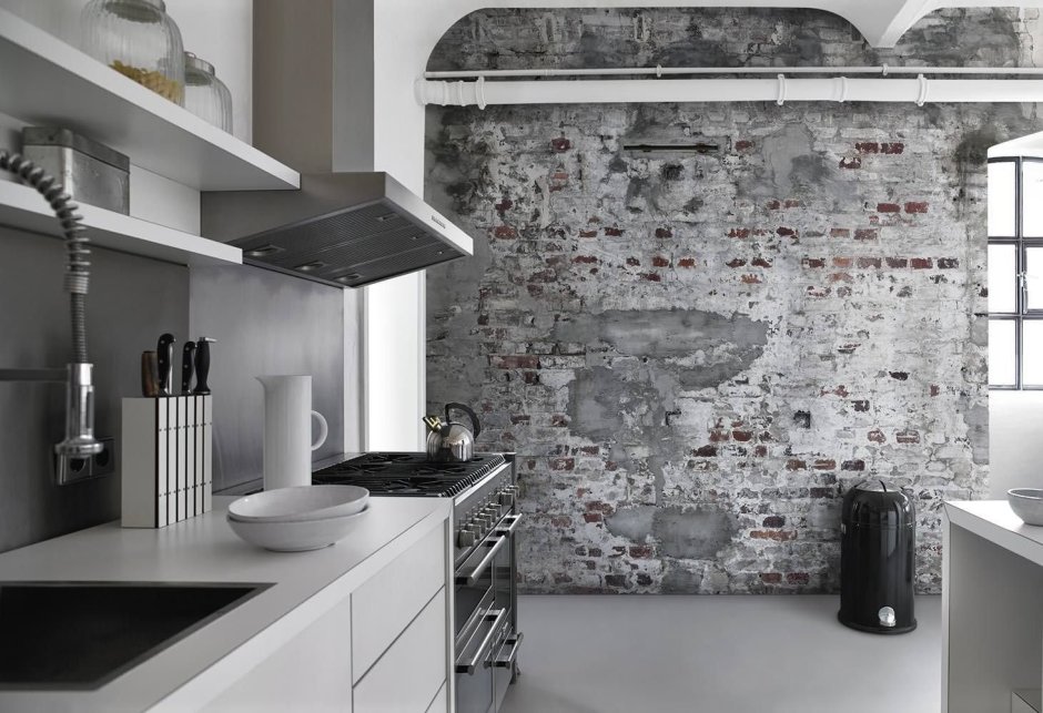 Белая кухня со столешницей под бетон