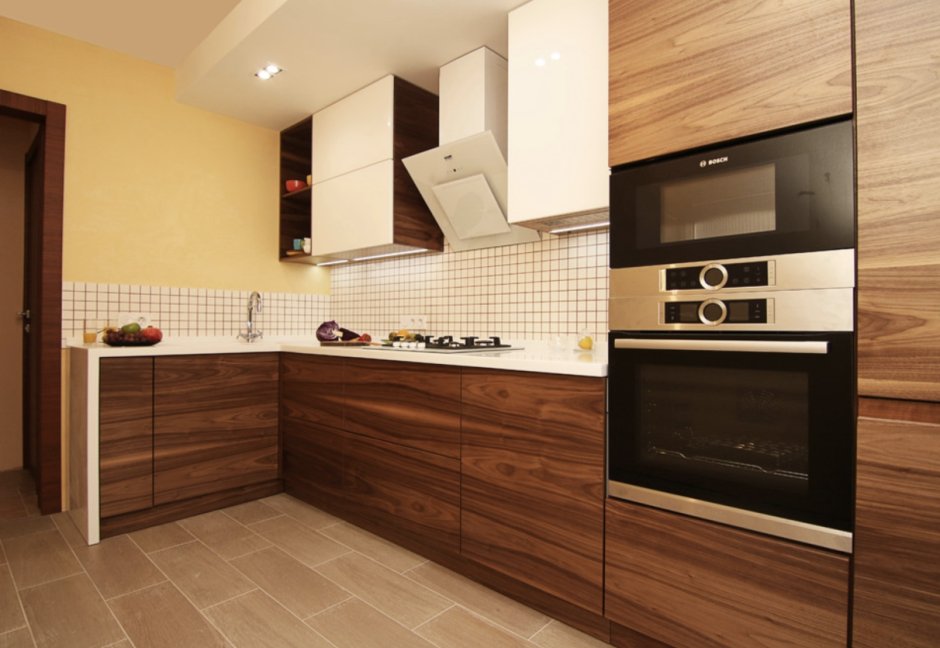 Двухцветная кухня под дерево