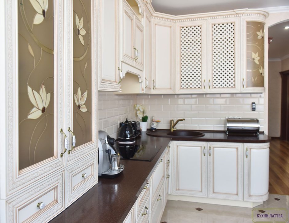 Кухня белая классика с золотой патиной фабрика Бор