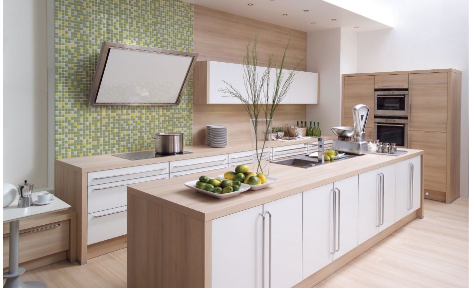 Кухни в светлых древесных тонах