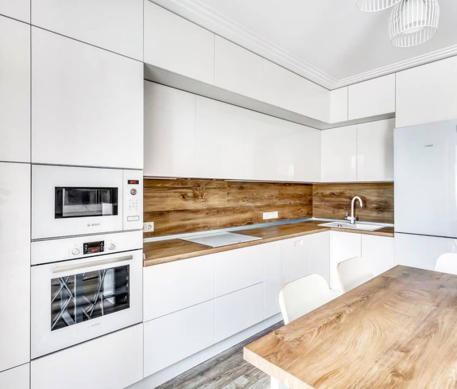 Белая кухня с деревянной столешницей