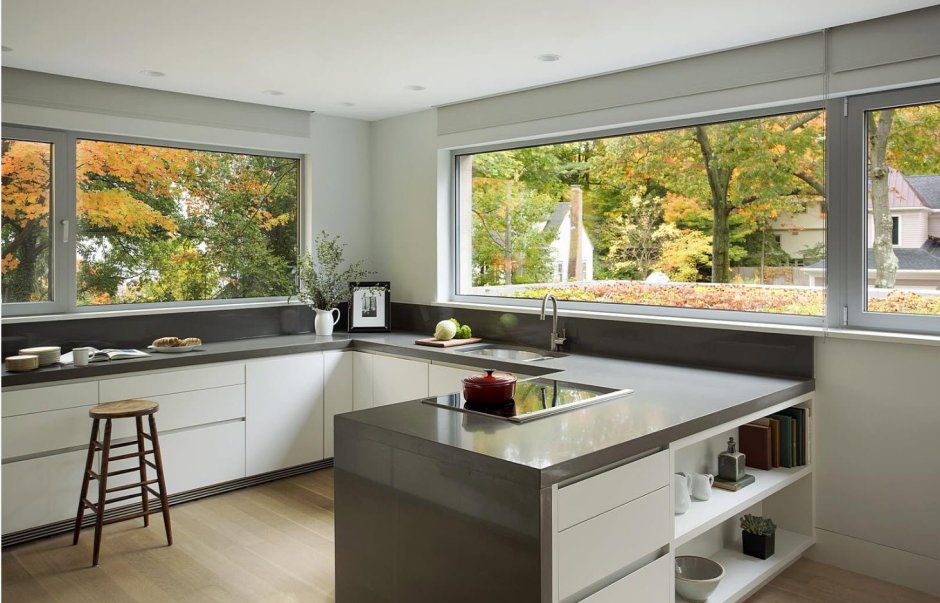 Кухня с панорамным балконом