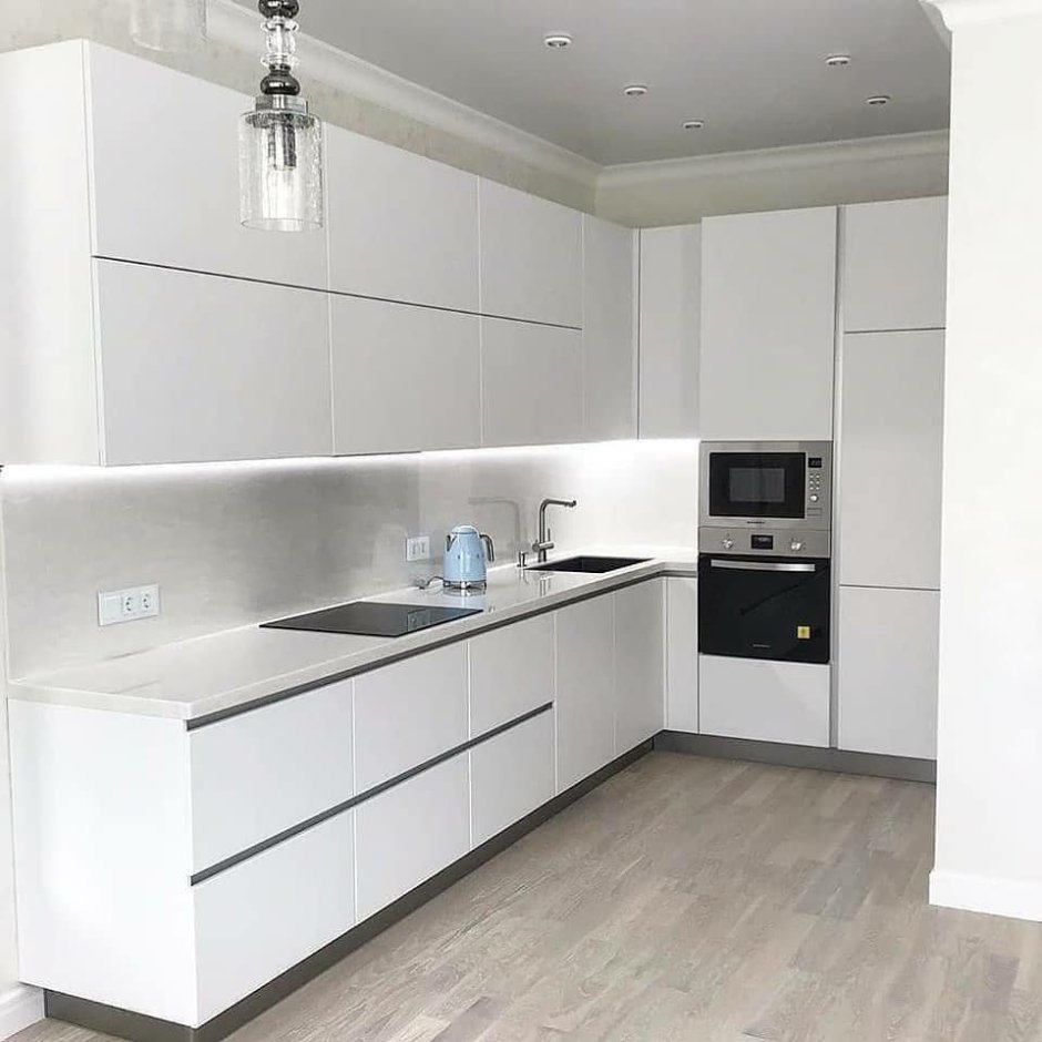 Белая глянцевая кухня