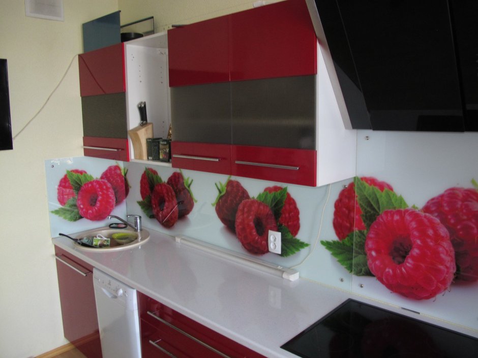 Белая кухня с красным фартуком