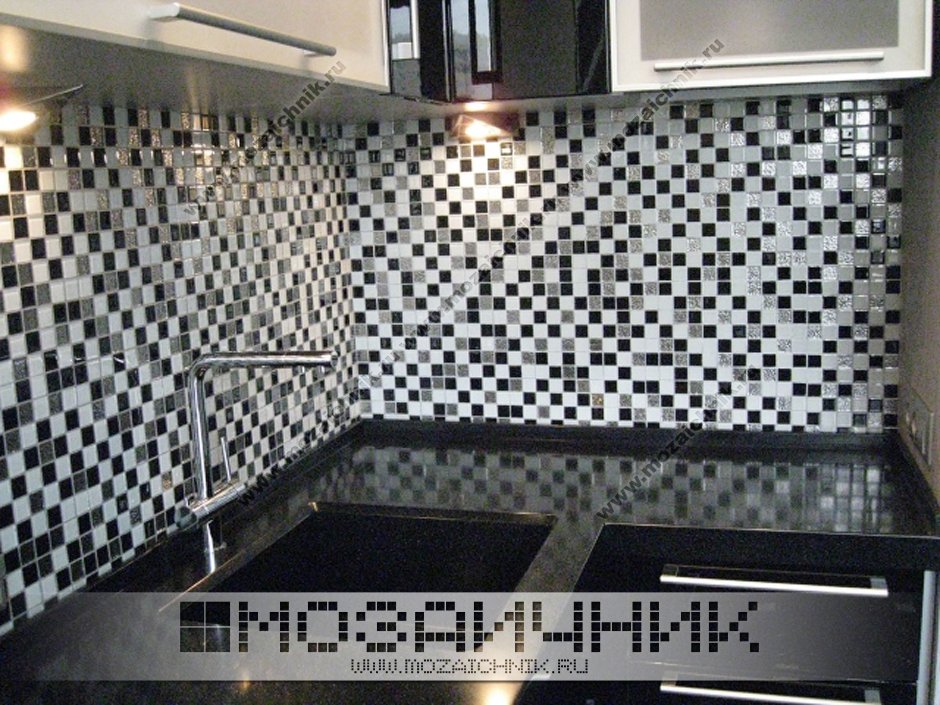 Черная мозаика на фартуке белой кухни