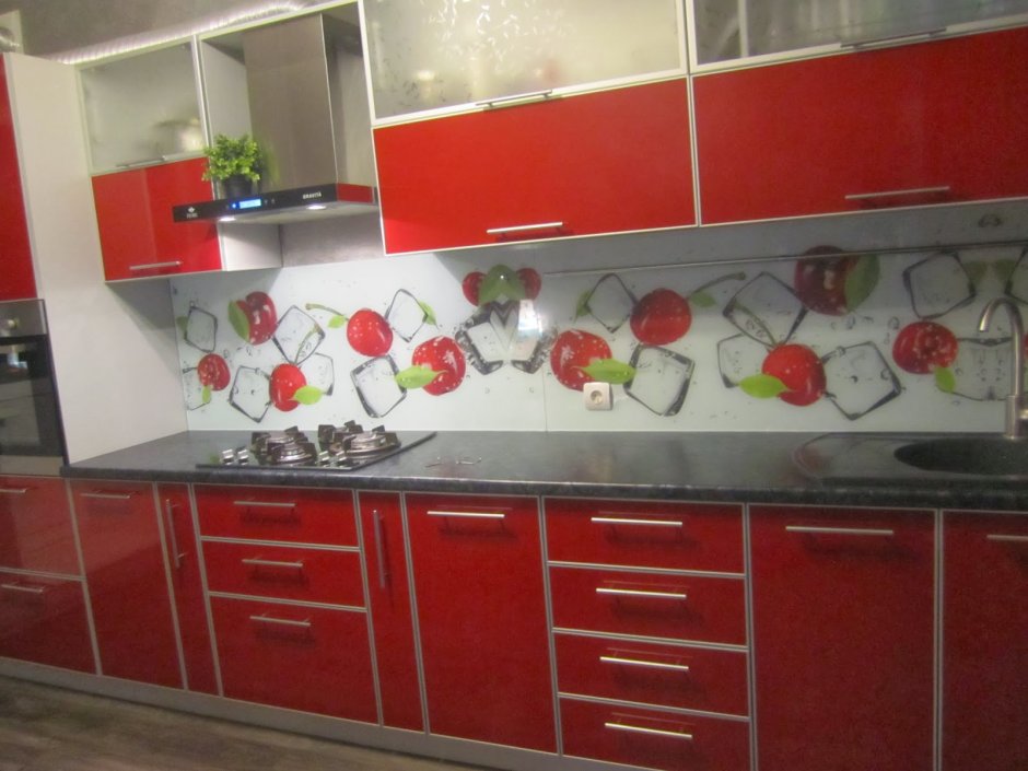 Кухонный гарнитур с белыми фасадами фотопечать на фартуке