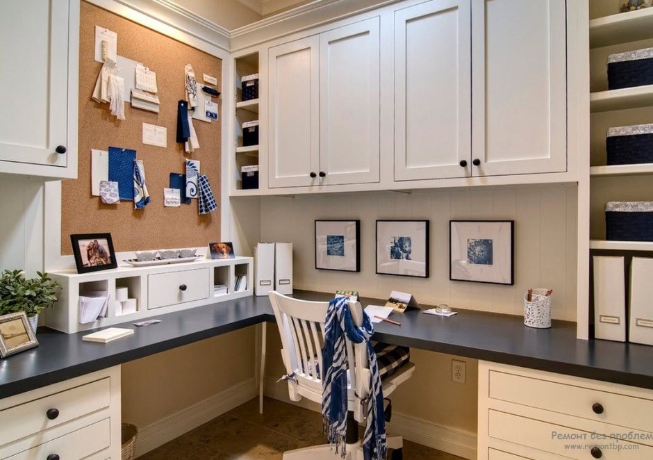 Стол со шкафчиками у окна