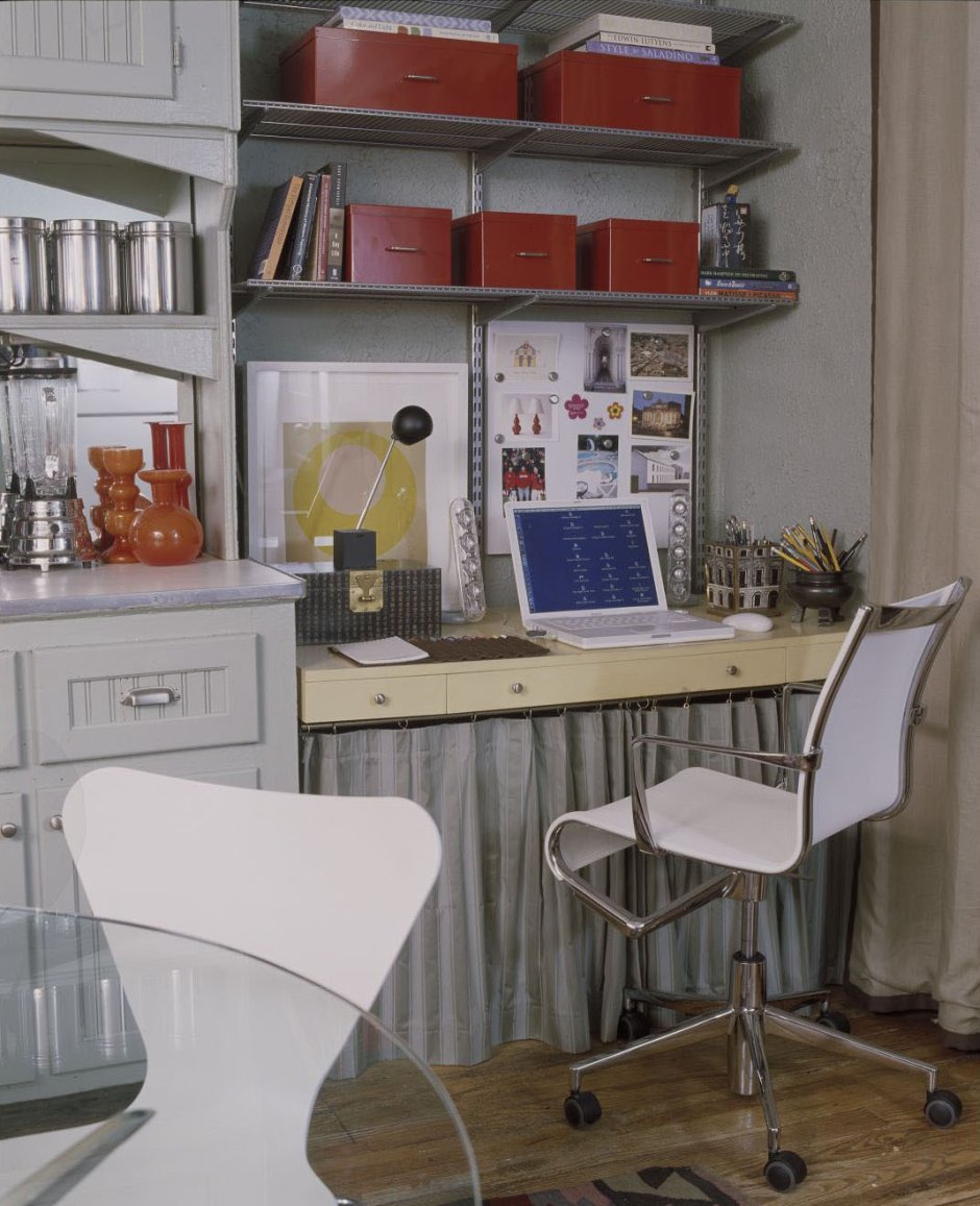 Полочки над рабочим столом