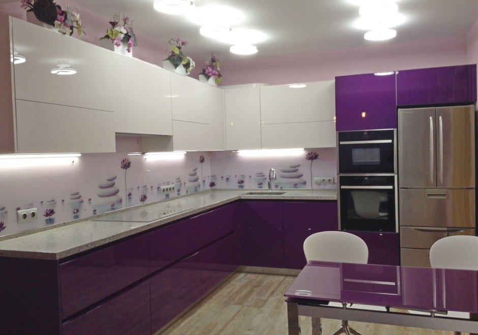 Кухня в бежево-фиолетовых тонах