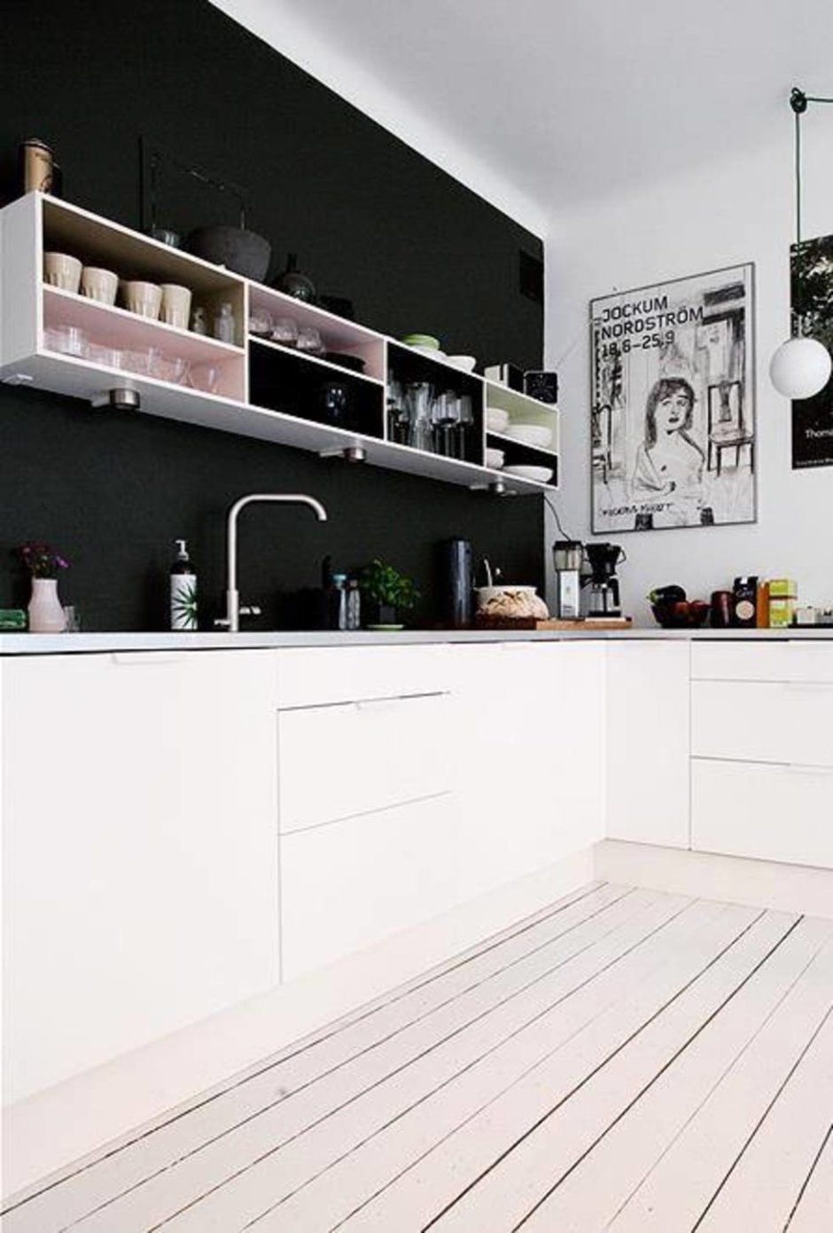 Черная кухня белые стены