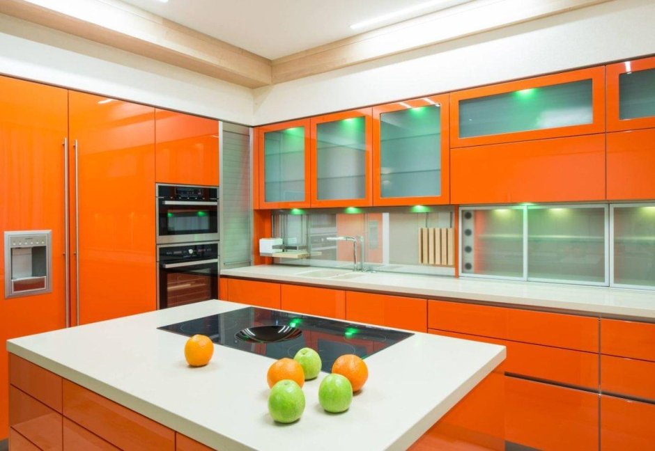 Синяя кухня с оранжевыми стенами