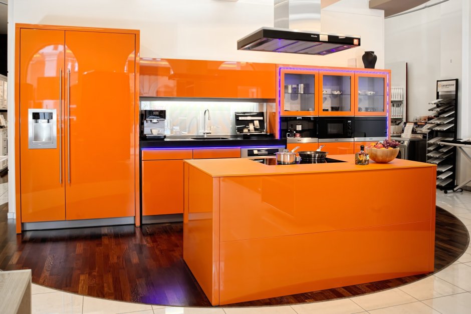 Угловая кухня морковного цвета
