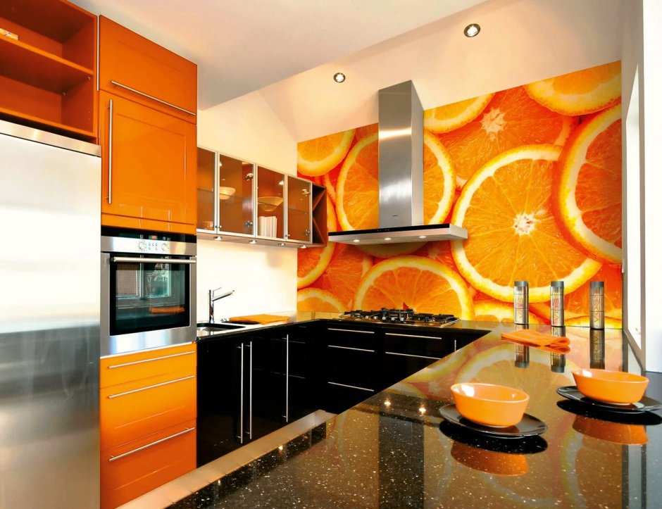 Кухня оранжевая с окном