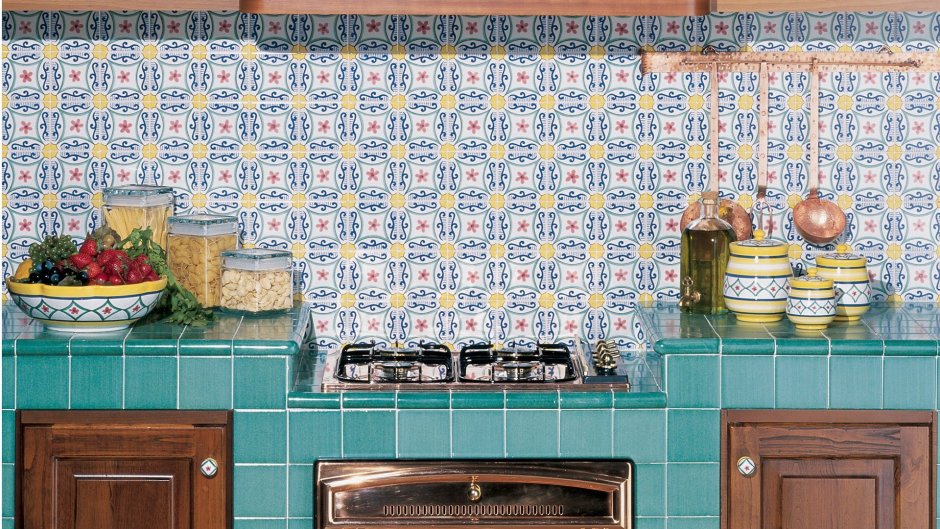 Мозаика в сочетании с плиткой на кухне