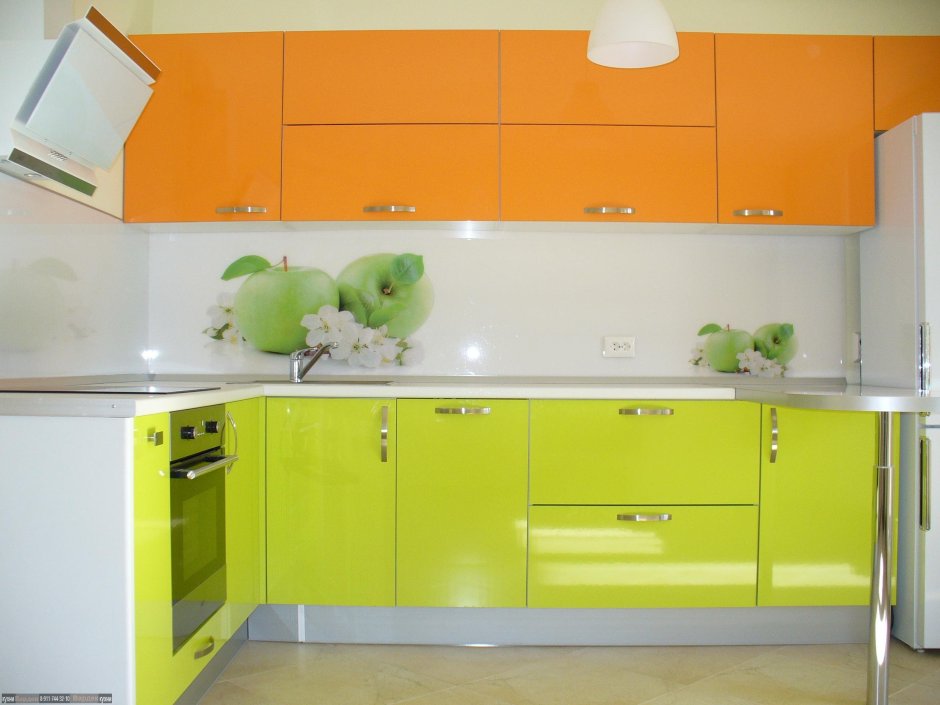 Интерьер зелено оранжевой кухни