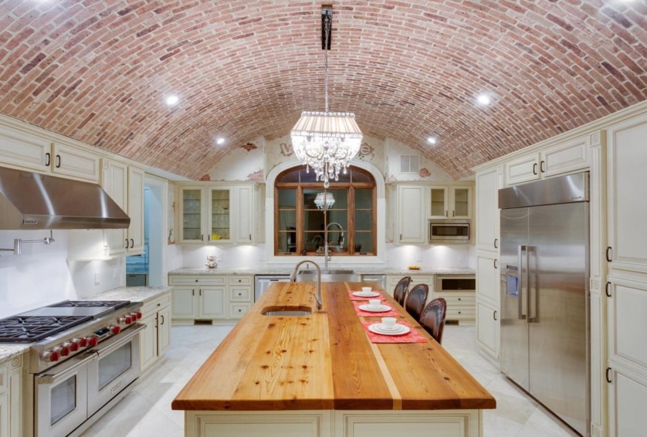 Необычный потолок на кухне