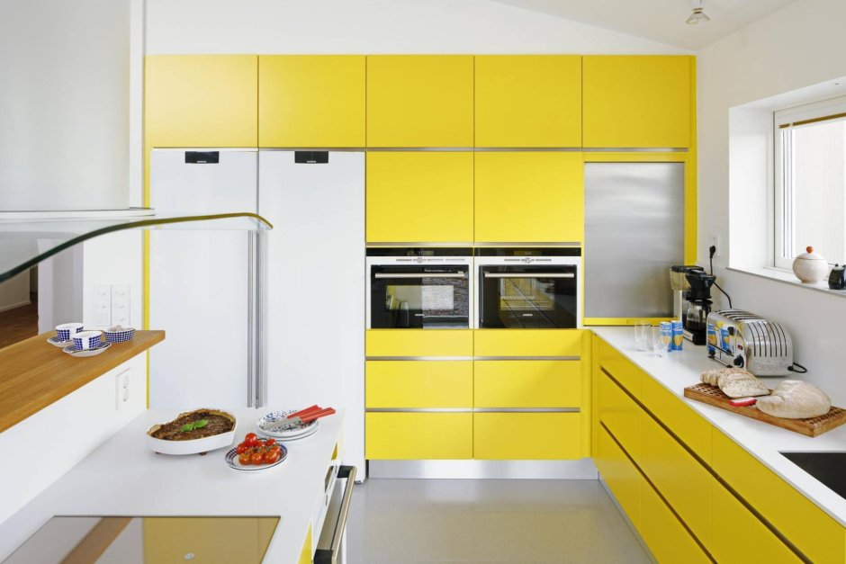 Синий кухонный гарнитур и желтые шторы