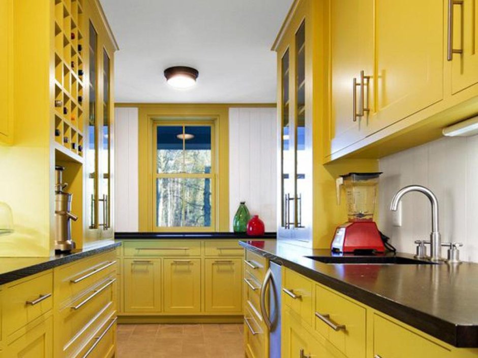 Голубая кухня желтый фартук