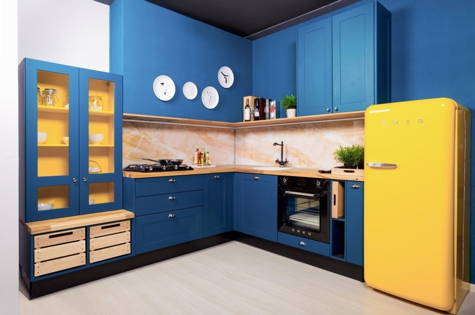 Синяя кухня с желтым фартуком