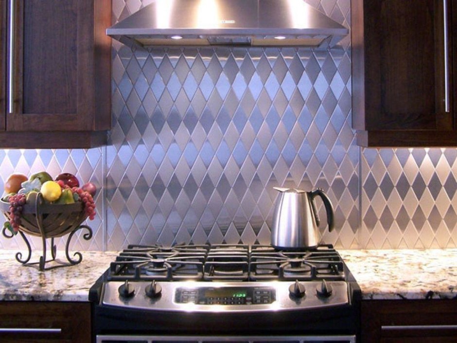 Металлическая мозаика в интерьере кухни