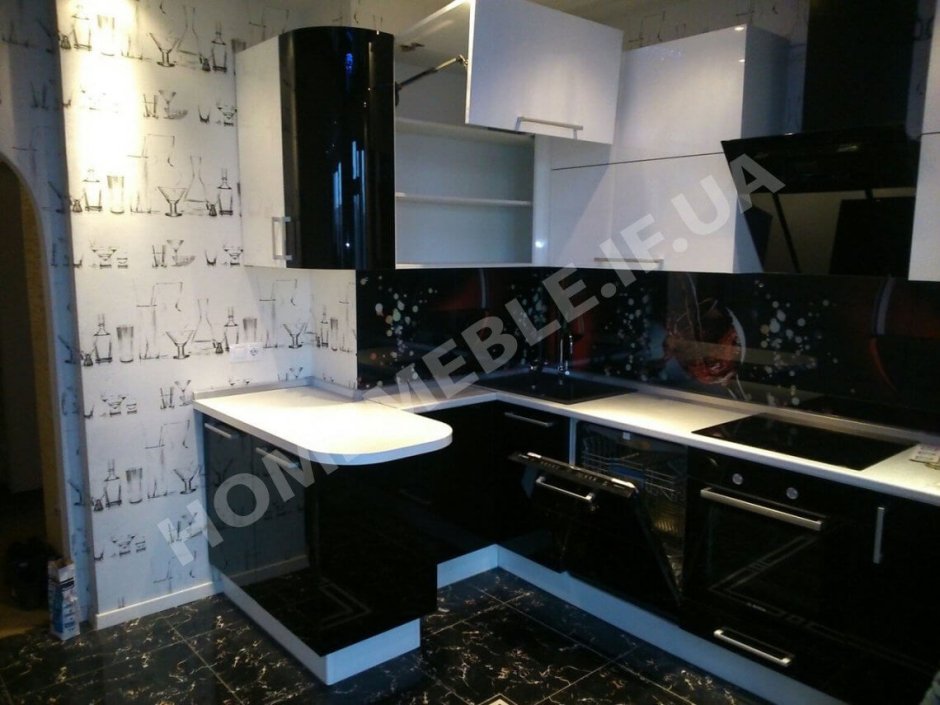 Кухонная мебель черная с белым лакированная