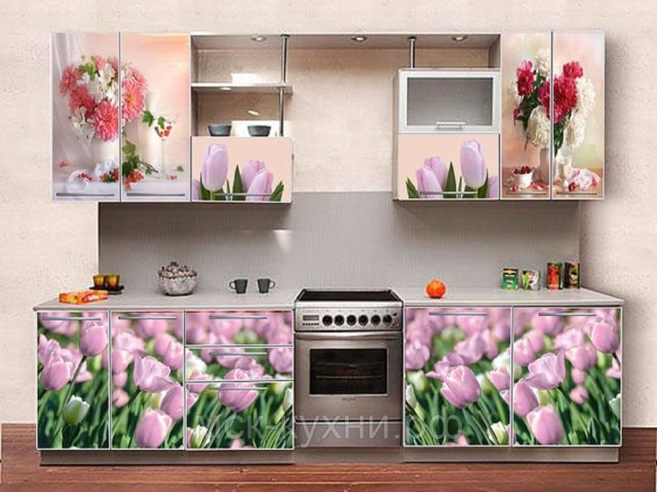 Тюльпаны в вазе на кухне