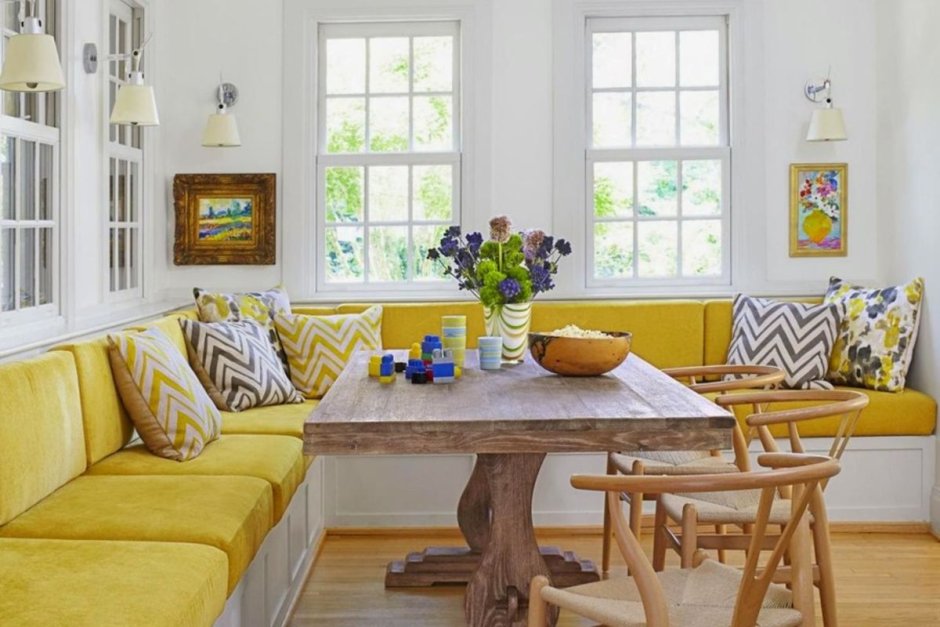 Желтый диван в интерьере кухни