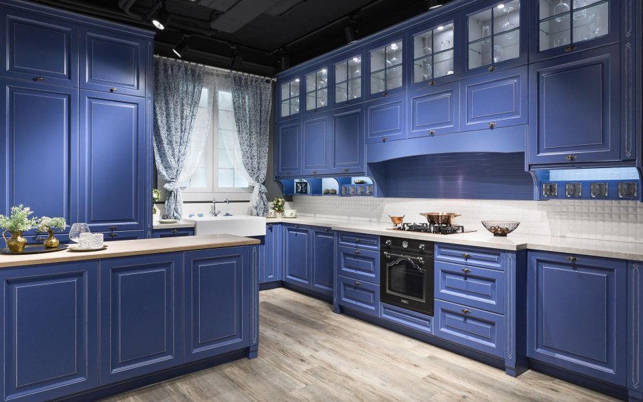 Стол постформинг в интерьере синей кухни
