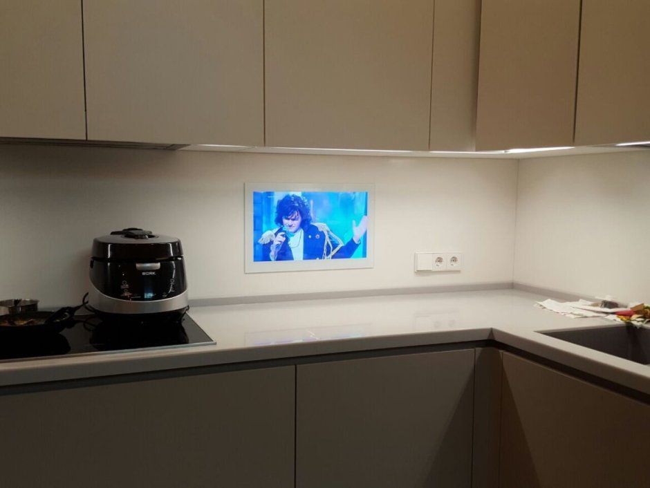 Телевизор на фартуке кухни