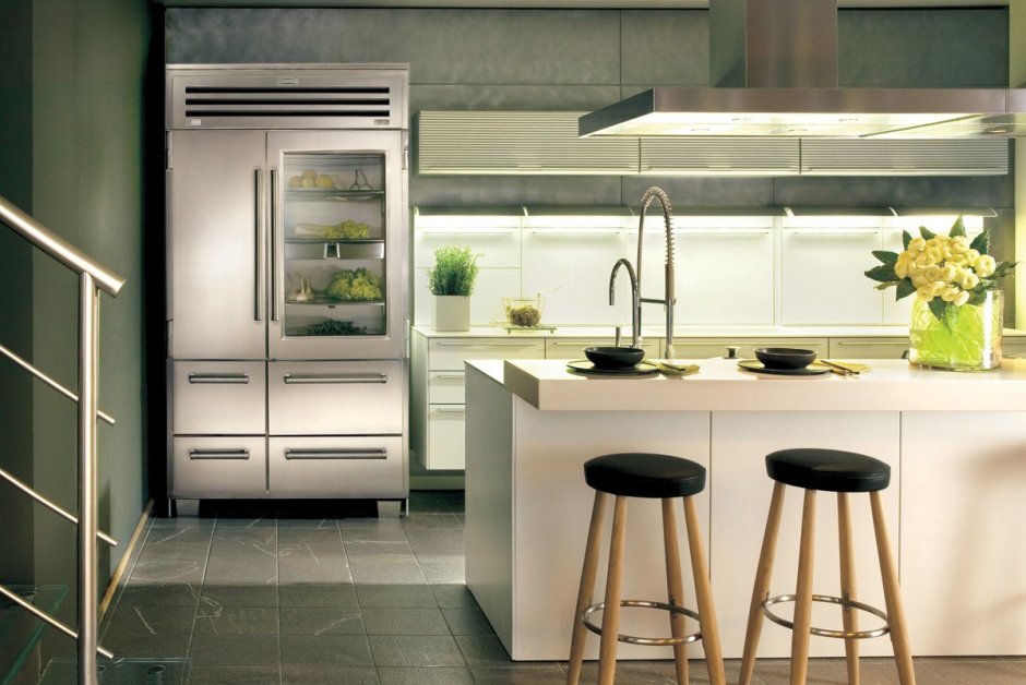 Холодильник Side by Side в интерьере кухни-гостиной