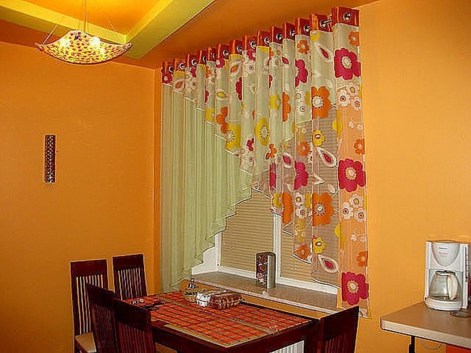 Необычные шторы на завязках на кухню