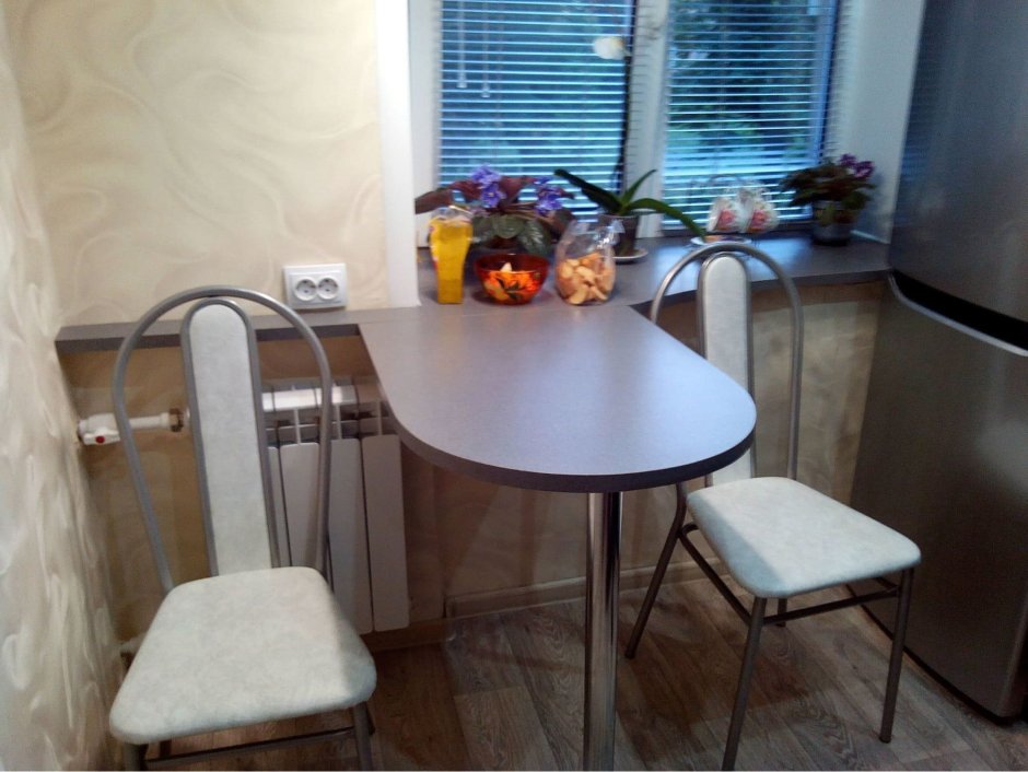 Круглый кухонный стол для маленькой кухни