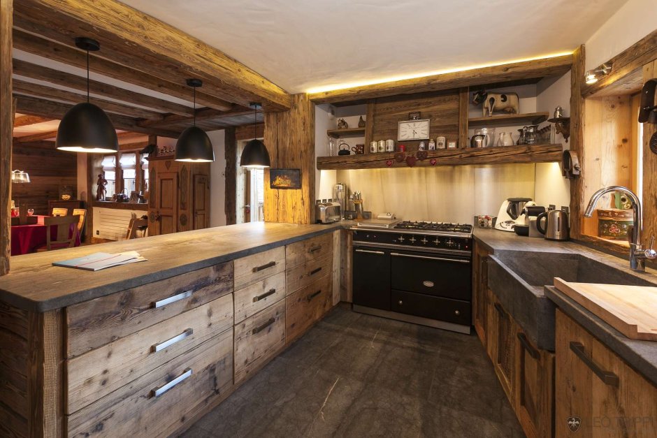 Деревянная кухня в квартире