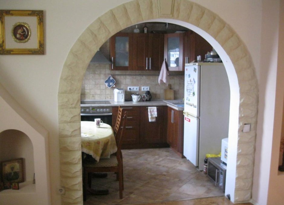 Кухня гостиная с аркой