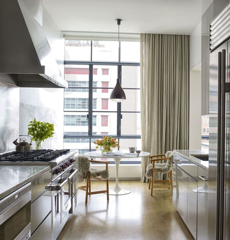 Кухня лофт с панорамными окнами в квартире
