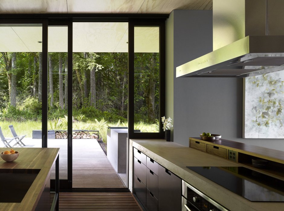 Кухни в доме с окном в современном стиле