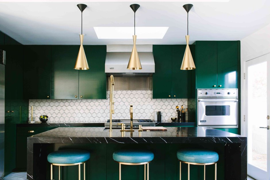 Интерьер кухни в квартире из цвета малахит фото