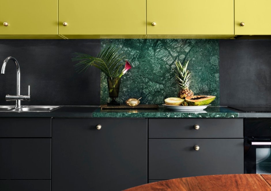 Зеленая кухня в скандинавском стиле