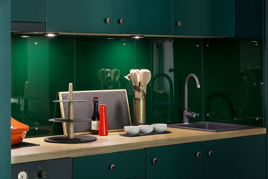 Зеленая плитка на кухне