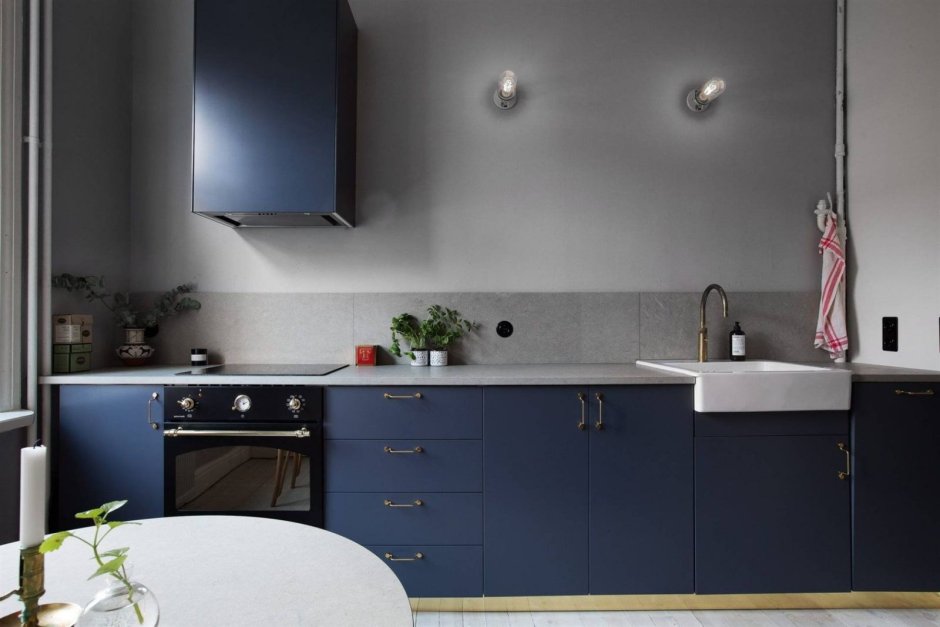 Черно-синяя мебель кухни
