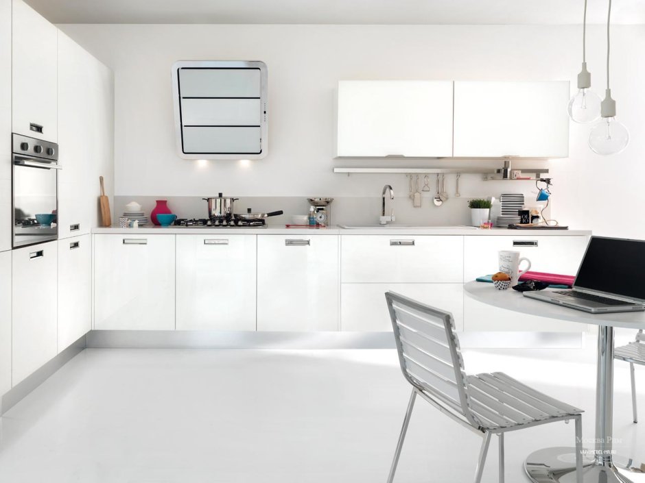 Белая глянцевая кухня с встроенным столом